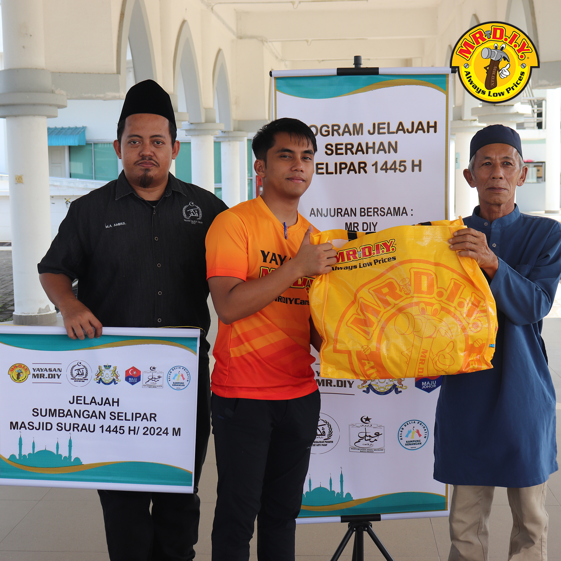 MR.DIY CSR: Community Aid - Slipper Drive to 100 Batu Pahat Mosque | MR.DIY