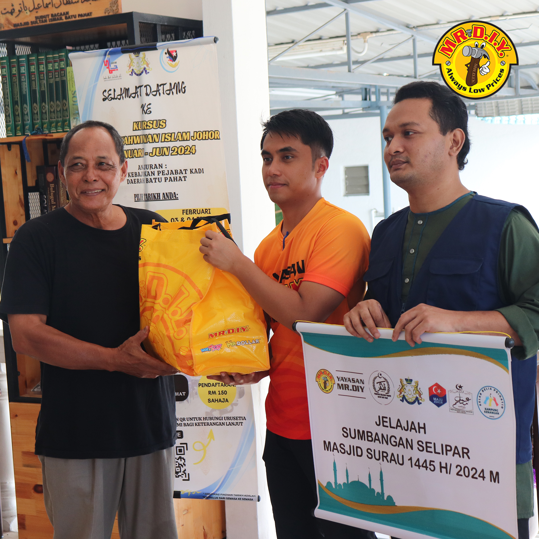 MR.DIY CSR: Community Aid - Slipper Drive to 100 Batu Pahat Mosque | MR.DIY