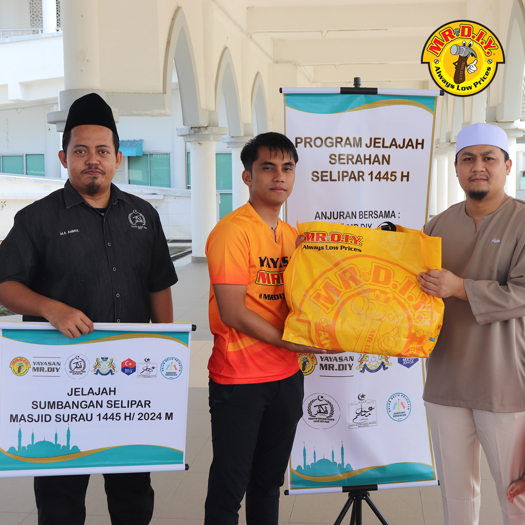 MR.DIY CSR: Community Aid - Slipper Drive to 100 Batu Pahat Mosque | MR.DIY